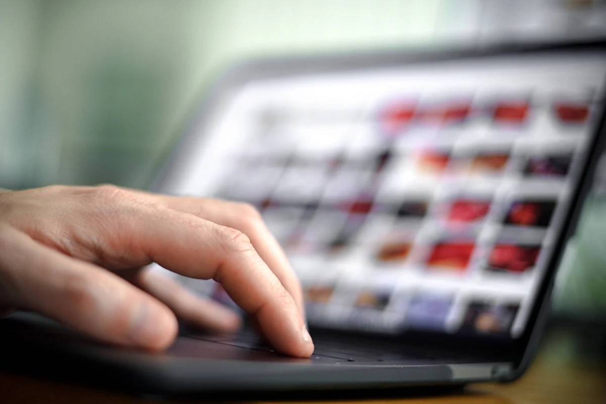 Hiszpańska policja odnalazła w Madrycie 13-letniego Darka, który w niedzielę wyszedł z domu w Puerto Real koło Kadyksu w Andaluzji i zaginął bez wieści. Chłopiec mimo obostrzeń sanitarnych przemierzył 650 km, żeby spotkać się z poznaną przez internet dziewczyną.
