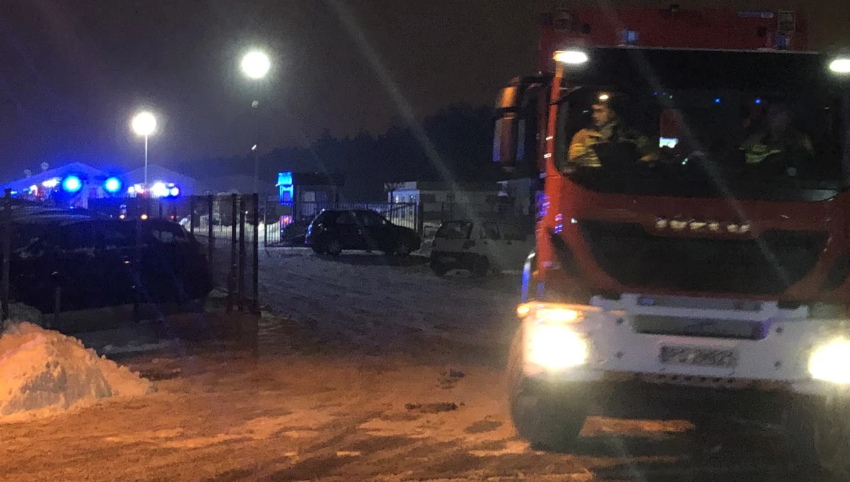 Kilkanaście strażackich zastępów walczyło z pożarem hali warsztatowej w Wysogotowie pod Poznaniem. Wieczorem rozpoczęło się dogaszanie obiektu.