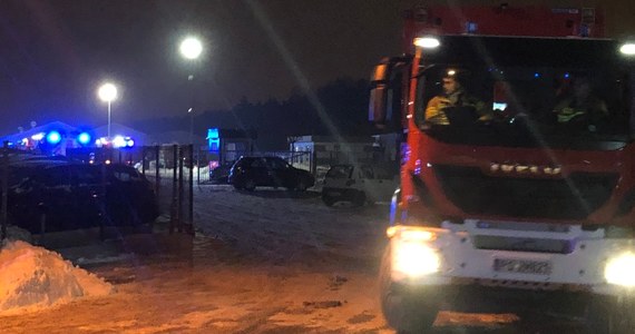Kilkanaście strażackich zastępów walczyło z pożarem hali warsztatowej w Wysogotowie pod Poznaniem. Wieczorem rozpoczęło się dogaszanie obiektu.
