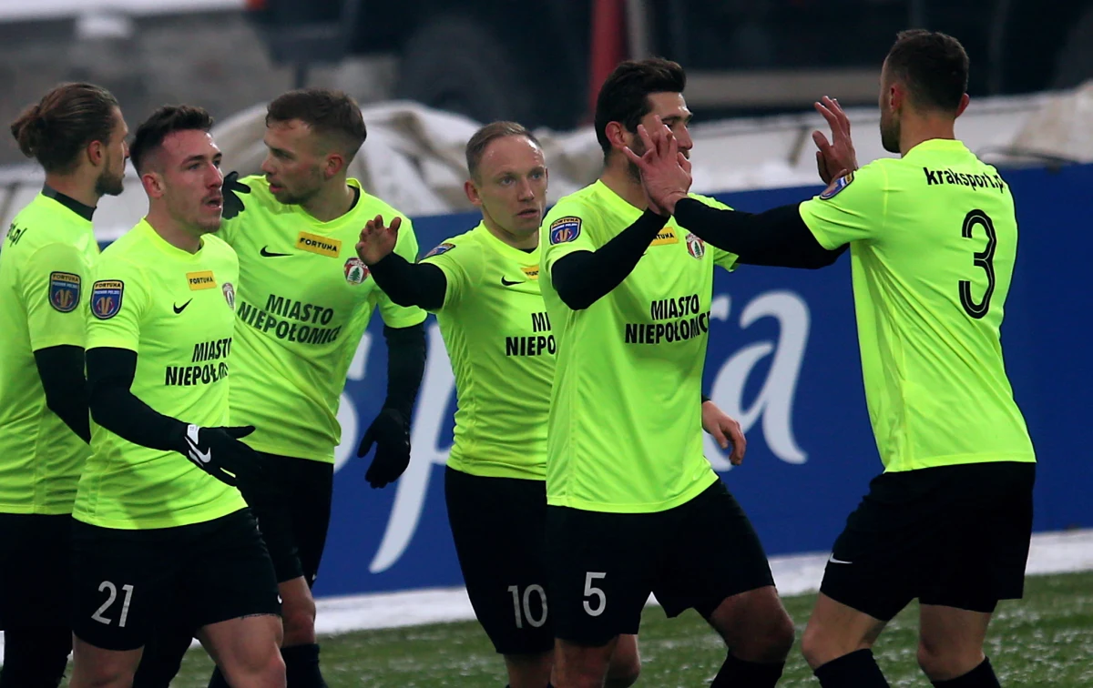 Piłkarze Puszczy Niepołomice sprawili sporą niespodziankę w meczu 1/8 finału Pucharu Polski, pokonując 3:1 Lechię Gdańsk. "Dla naszego klubu to wielka rzecz" - powiedział trener "Żubrów" Tomasz Tułacz.