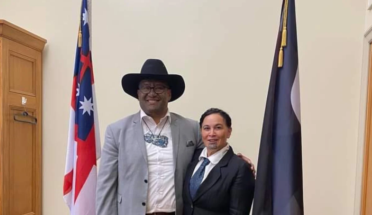 Jeden z liderów nowozelandzkiej Partii Maorysów Rawiri Waititi został wyrzucony z posiedzenia parlamentu, ponieważ nie miał krawata - informuje BBC. Przemawiający w parlamencie mężczyźni są zobowiązani do noszenia krawata, który Waititi nazywa "kolonialną pętlą".