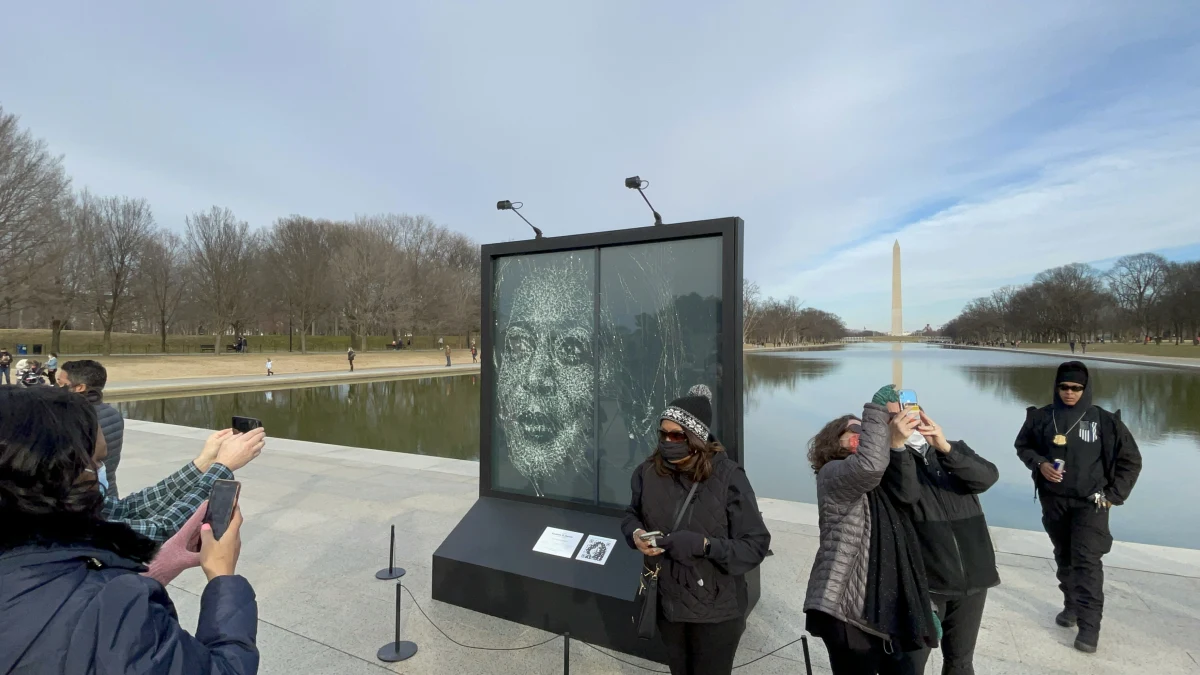 Instalacja honorująca Kamalę Harris - pierwszą kobietę w historii USA, która objęła urząd wiceprezydenta Stanów Zjednoczonych - stanęła tuż obok Reflecting Pool w amerykańskiej stolicy. 