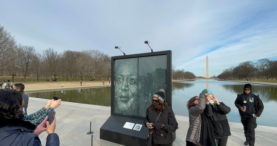 Instalacja honorująca Kamalę Harris - pierwszą kobietę w historii USA, która objęła urząd wiceprezydenta Stanów Zjednoczonych - stanęła tuż obok Reflecting Pool w amerykańskiej stolicy. 
