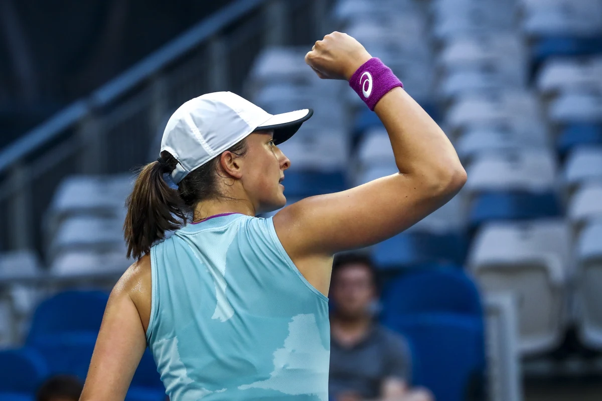 Iga Świątek pokonała włoską tenisistkę Camilę Giorgi 6:2, 6:4 w drugiej rundzie wielkoszlemowego Australian Open. O awans do 1/8 finału prestiżowego turnieju rozstawiona z "15" Polka zagra z Francuzką Fioną Ferro, z którą nigdy wcześniej nie spotkała się na korcie.