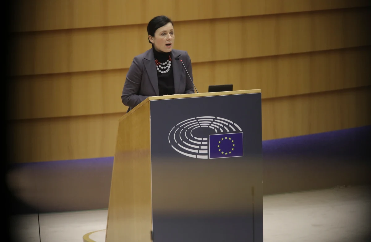 "Dzisiaj jest dzień protestu w mediach w Polsce, wyrażony zaczernionymi ekranami. Jutro to może to być smutna, codzienna rzeczywistość” – to mocne słowa unijnej komisarz ds. praworządności Very Jourovej w sprawie rządowego planu nałożenia podatku na niezależne media.  