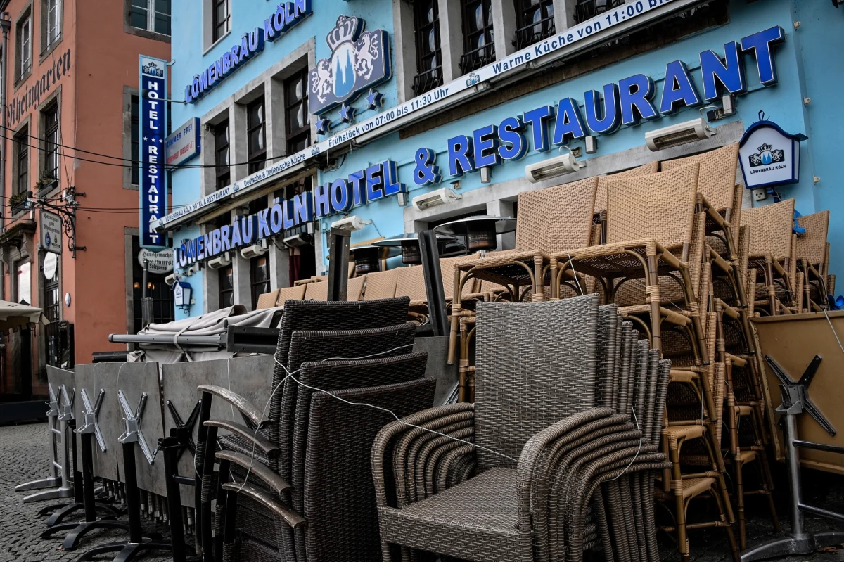 Rząd federalny i rządy krajów związkowych zdecydowały w środę o przedłużeniu spowodowanego pandemią koronawirusa lockdownu w Niemczech do 7 marca. Nie ustalono jednolitych dla całego kraju przepisów dotyczących otwarcia szkół. Będą o tym decydować kraje związkowe we własnym zakresie. Federalny rząd Angeli Merkel chciał przedłużenia blokady do 14 marca, nie zgodzili się jednak na to premierzy krajów związkowych.