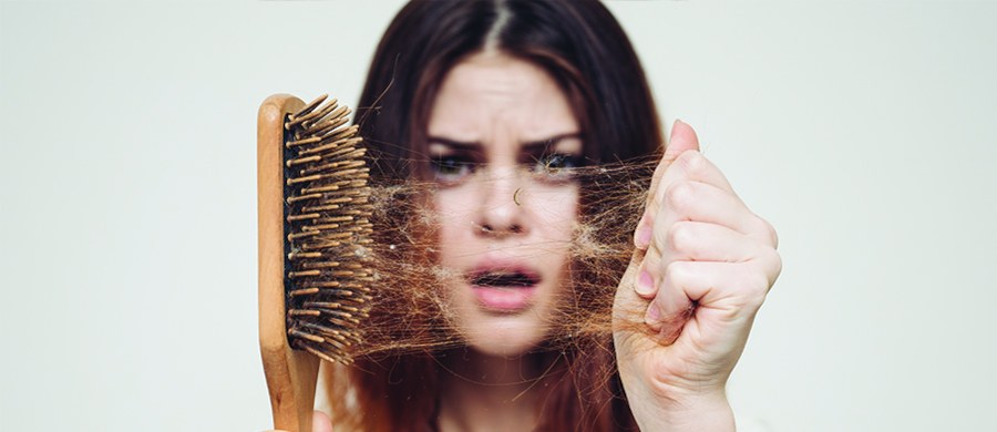 Problem wypadających włosów może dotyczyć wielu osób i mieć różne przyczyny. Niedogodność ta pojawia się zarówno u mężczyzn, jak i kobiet w różnym wieku. Można temu jednak skutecznie zapobiec, wykorzystując sprawdzone zabiegi medycyny estetycznej. Agnieszka Drożniak-Konstanty, lekarz dermatolog podpowiada, jak temu efektywnie zaradzić.