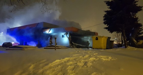 Dwie osoby z poparzeniami trafiły do szpitala po wybuchu stacji benzynowej w przy ul. Braci Mieroszewskich w Sosnowcu w woj. śląskim. 