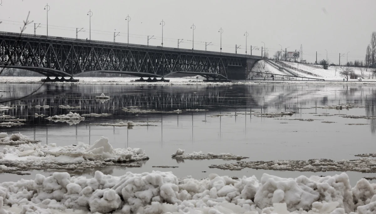 ​Stany alarmowe na Wiśle w okolicach Płocka wciąż są przekroczone, ale - jak mówią strażacy - sytuacja się ustabilizowała.