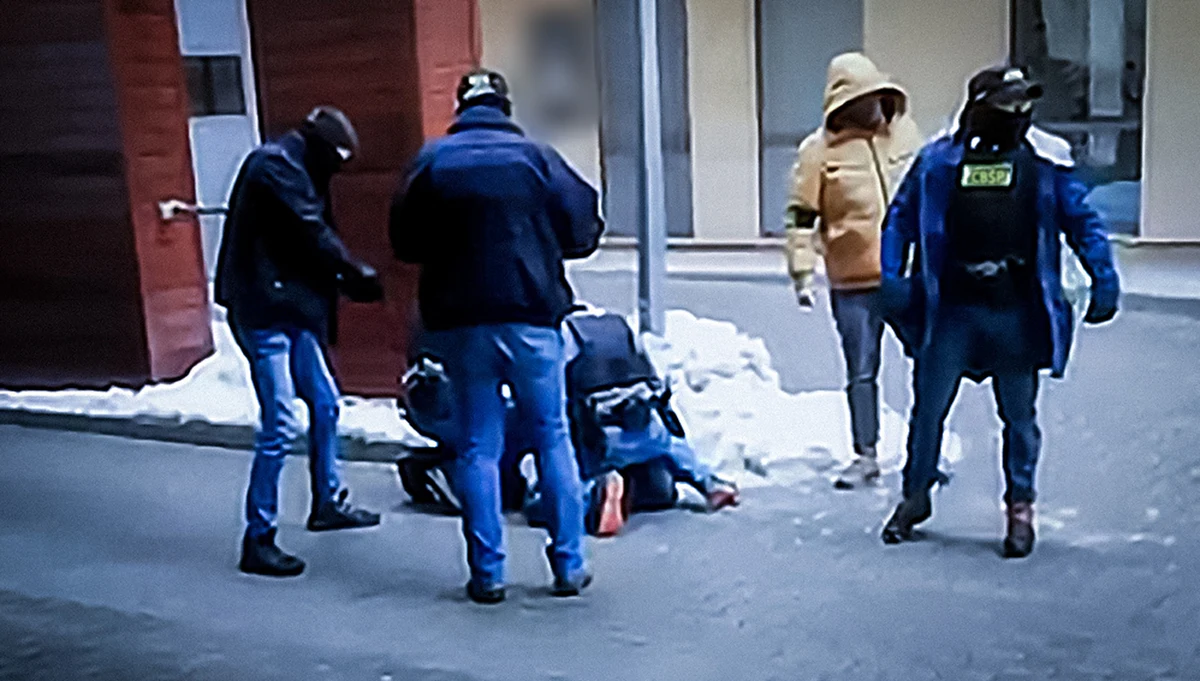 ​Scenarzysta pracujący dla Patryka Vegi (współscenarzysta "Pętli"), który wystąpił też w jego filmie o kibolach zatytułowanym "Bad Boy" został zatrzymany. Jak dowiedział się nieoficjalnie reporter RMF FM, Grzegorz B. jest wśród trzech osób, które wpadły ręce funkcjonariuszy CBŚP w śledztwie dotyczącym powiązanej ze śląskimi pseudokibicami grupy Psychofans.