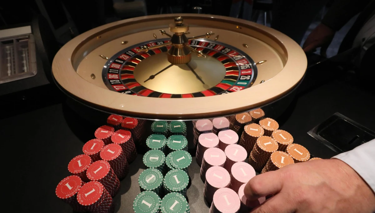 ​Bary, kawiarnie, restauracje i siłownie pozostają dla gości zamknięte, ale... otworzyć się będą mogły kasyna. Rząd niespodziewanie rozszerza katalog instytucji, które dziś od północy będą mogły wznowić działalność.