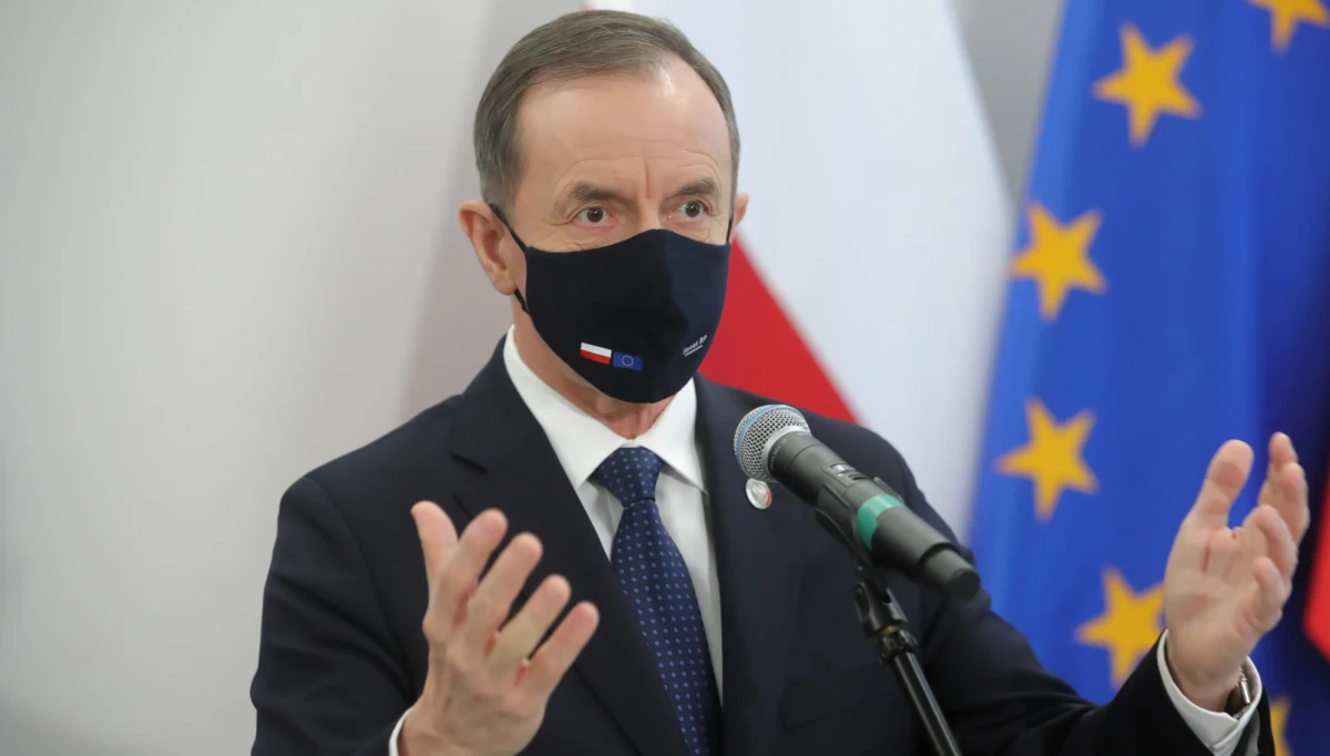 Dzisiaj wieczorem marszałek Senatu Tomasz Grodzki wygłosi wystąpienie "w obronie wolnych mediów w Polsce" - chodzi o sprawę podatku od reklam, przeciwko któremu protestują radia, telewizje, gazety oraz portale. Orędzie zostanie wyemitowane w TVP1, TVP Info oraz Programie Pierwszym Polskiego Radia - poinformowała PAP wicedyrektor Centrum Informacyjnego Senatu Anna Godzwon.