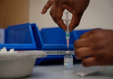 Ponad 40 tys. chorych na Covid-19 zmarło od początku epidemii w Polsce. Jest decyzja ws. działalności szkół [RAPORT]