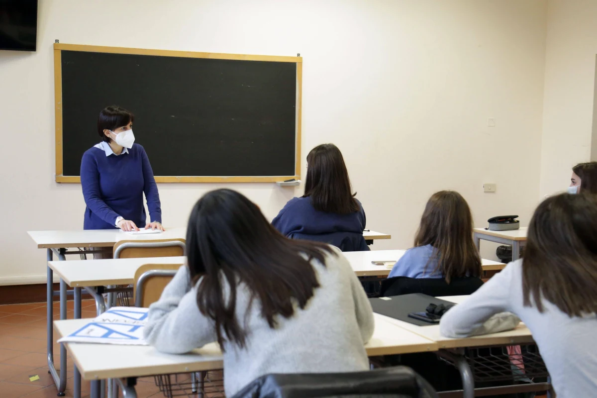 W piątek ruszają szczepienia dla nauczycieli, najpierw szczepieni będą ci, którzy już teraz prowadzą dla uczniów zajęcia stacjonarne. Od poniedziałku do szczepienia będą mogli zapisywać się wszyscy pozostali do 60. roku życia: szkolni, przedszkolni i akademiccy. Na najbliższe trzy dni szpitale węzłowe i punkty szczepień zamówiły 60 tys. dawek szczepionki dla nauczycieli – informuje rząd.
