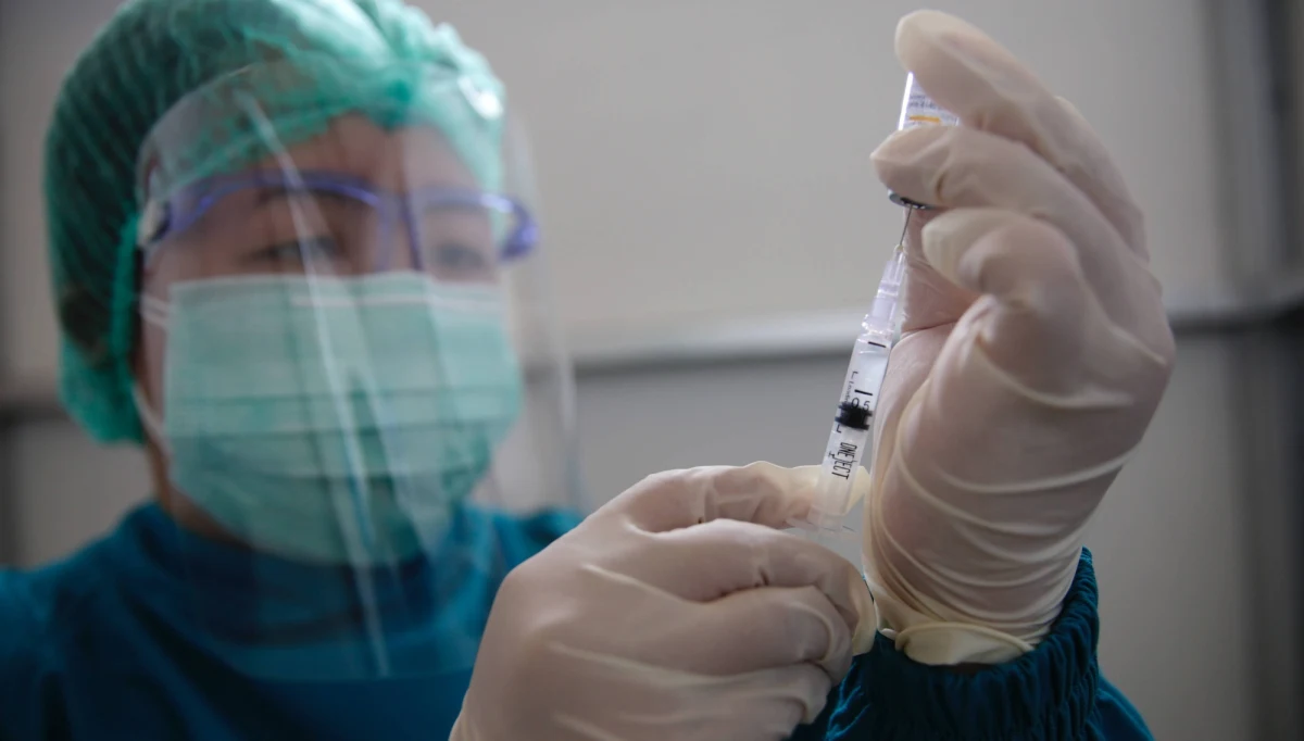 Mimo spadku ogólnej liczby nowych zakażeń koronawirusem pojawia się coraz więcej ognisk jego nowych wariantów, w tym wykrytego w RPA - powiedział w czwartek dyrektor WHO na Europę Hans Kluge. Jak dodał, rozprzestrzenianie się ich może zniwelować korzyści ze szczepień.