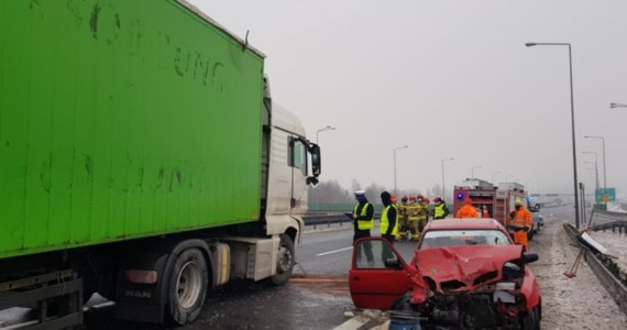 Pijanego 26-latka, który jechał ekspresową 52 pod prąd i zderzył się z tirem w Bielsku-Białej, zatrzymała policja. Jego stan wymagał diagnostyki w szpitalu. Trafił tam w asyście policji; był agresywny. Grozi mu do dwóch lat więzienia – podała w czwartek policja.