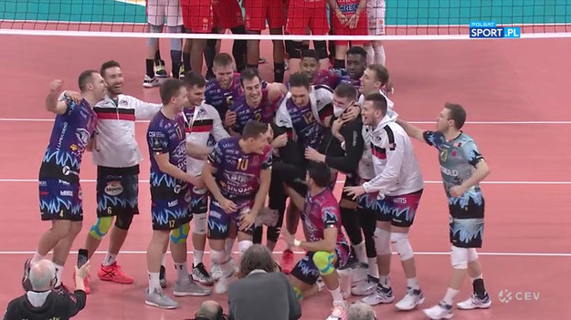 W załączonym materiale wideo miły gest siatkarzy Sir Safety Conad Perugia, którzy po wygranym meczu w Lidze Mistrzów z Cucine Lube Civitanova zaprosili do wspólnej fotografii Macieja Muzaja, mimo że ten nie zdążył jeszcze zadebiutować w barwach nowej ekipy.