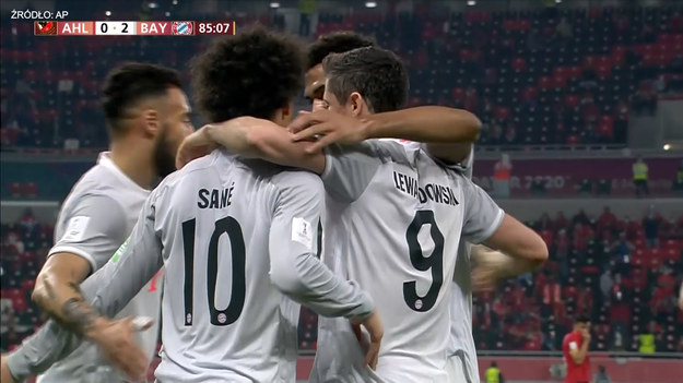 Robert Lewandowski nie przestaje zadziwiać! W meczu półfinałowym Klubowych Mistrzostw Świata dwukrotnie wpisał się na listę strzelców, a na ostatnim treningu popisał się technicznym strzałem. 