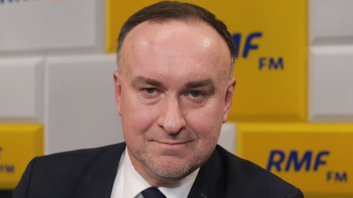 „Chcieliśmy dziś przedstawić kilka osób z różnych stron kraju, które miały dołączyć do naszego ruchu. Kilka osób działających w samorządzie, działających na uczelniach, znanych osób, rozpoznawalnych w swoich regionach, ale uznaliśmy – rzeczywiście dziś rzeczy działy się z chwili na chwilę - że w związku z postępem zmian sytuacji politycznej w kraju, w związku z dyskusją o wolnych mediach (…) musimy uczestniczyć w pewnych rozmowach i to nas skłoniło do odwołania konferencji w ostatniej chwili” – mówił odwołaniu dzisiejszej konferencji prasowej ruchu Polska 2050 w Popołudniowej rozmowie w RMF FM Michał Kobosko.