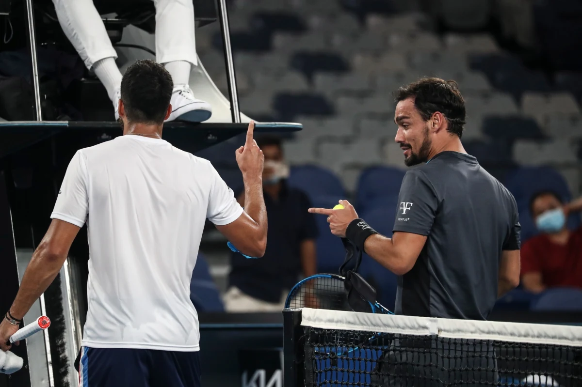 Pierwszy w liczonej od 1968 roku tzw. Open Erze mecz singlowy dwóch włoskich tenisistów w wielkoszlemowym Australian Open zakończył się wielką kłótnią. Rozstawionego z "16" Fabio Fogniniego i Salvatore Caruso rozdzielać musiał obecny na spotkaniu supervisor.