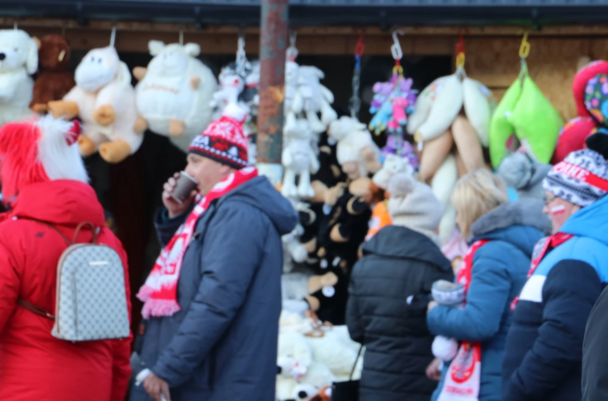 W najbliższy weekend w Zakopanem spodziewana jest kumulacja frekwencji turystycznej – to pierwszy weekend po poluzowaniu obostrzeń związanych z działalnością hotelarską, skoki narciarskie na Wielkiej Krokwi oraz walentynki – zauważa prezes Tatrzańskiej Izby Gospodarczej Agata Wojtowicz. Pod Giewont może przyjechać nawet 20 tys. turystów.