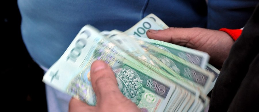 Prokuratura poinformowała o rozpoczęciu międzynarodowych poszukiwań trójki Gruzinów podejrzanych o dokonanie napadu na konwojenta w Łodzi. Według nieoficjalnych informacji RMF FM, łupem złodziei mogły paść wtedy ponad 3 miliony złotych. 