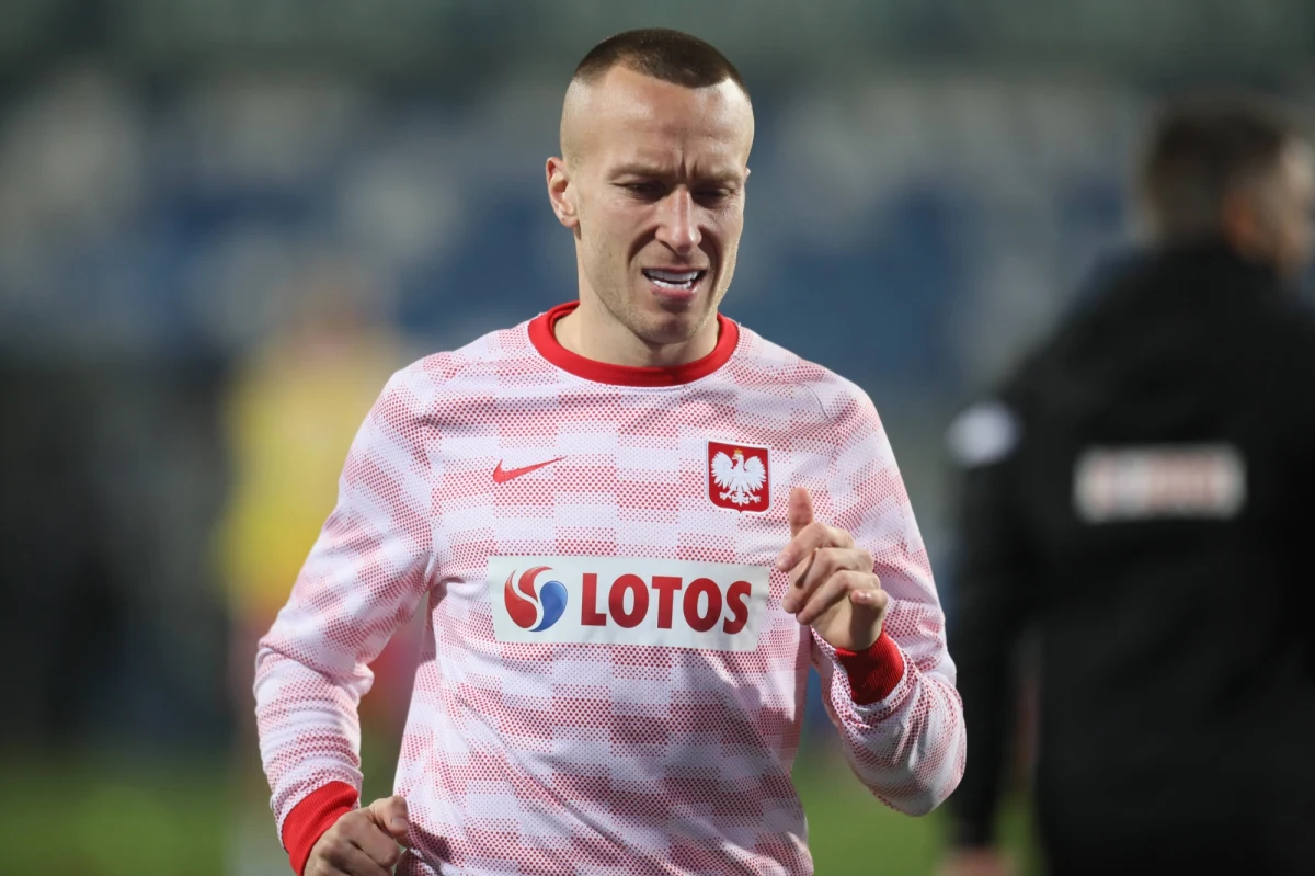 Piłkarz reprezentacji Polski Jacek Góralski  zerwał więzadło krzyżowe przednie. Jak informuje Polski Związek Piłki Nożnej, czeka go wielomiesięczna przerwa w grze. Już wiadomo, że nie będzie mógł zagrać na mistrzostwach Europy.