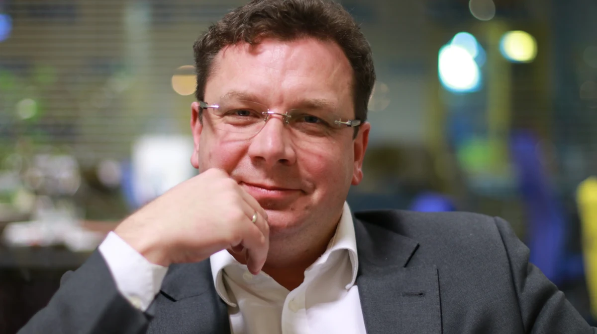 „Ja jako wiceprezes Solidarnej Polski wczoraj dopiero zapoznawałem się powoli z tym, o co tak naprawdę chodzi w tym sporze” – mówił w Porannej rozmowie w RMF FM minister Michał Wójcik odnosząc się do kwestii podatku od reklam. „Wczoraj wieczorem mieliśmy spotkanie poszerzonego prezydium Solidarnej Polski, ustaliliśmy, że skontaktujemy się z ekspertami, którzy znają się na tej tematyce i swoje stanowisko co do tej propozycji resortu finansów dopiero przedstawimy” – dodał. Przyznał, że w koalicji rządzącej projekt nie był konsultowany. „Kierunkowo te zmiany są potrzebne, natomiast w szczegółach wyrażane są wątpliwości. I my również mamy swoje wątpliwości” – podkreślił. 