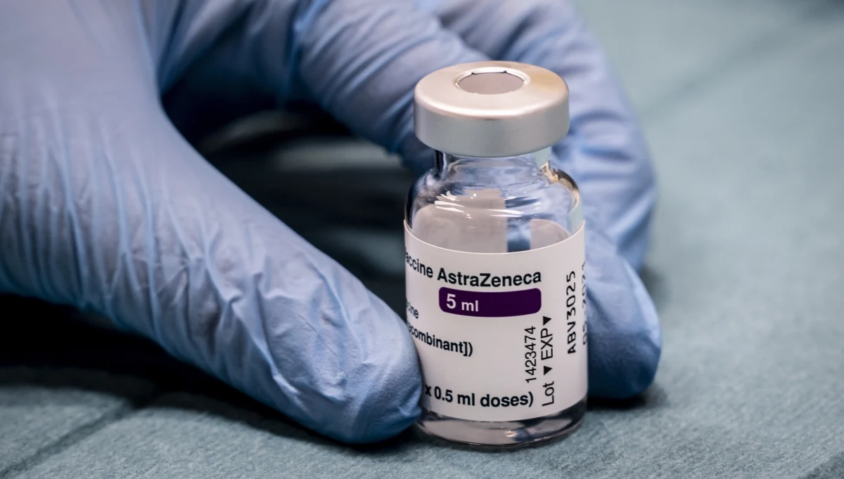 Dziś rozpoczynają się szczepienia przeciw Covid-19 dla nauczycieli. Preparat w pierwszej kolejności dostaną ci, którzy pracują stacjonarnie - chodzi więc o nauczycieli przedszkoli, klas I-III szkół podstawowych i szkół specjalnych, a także pracowników żłobków. 