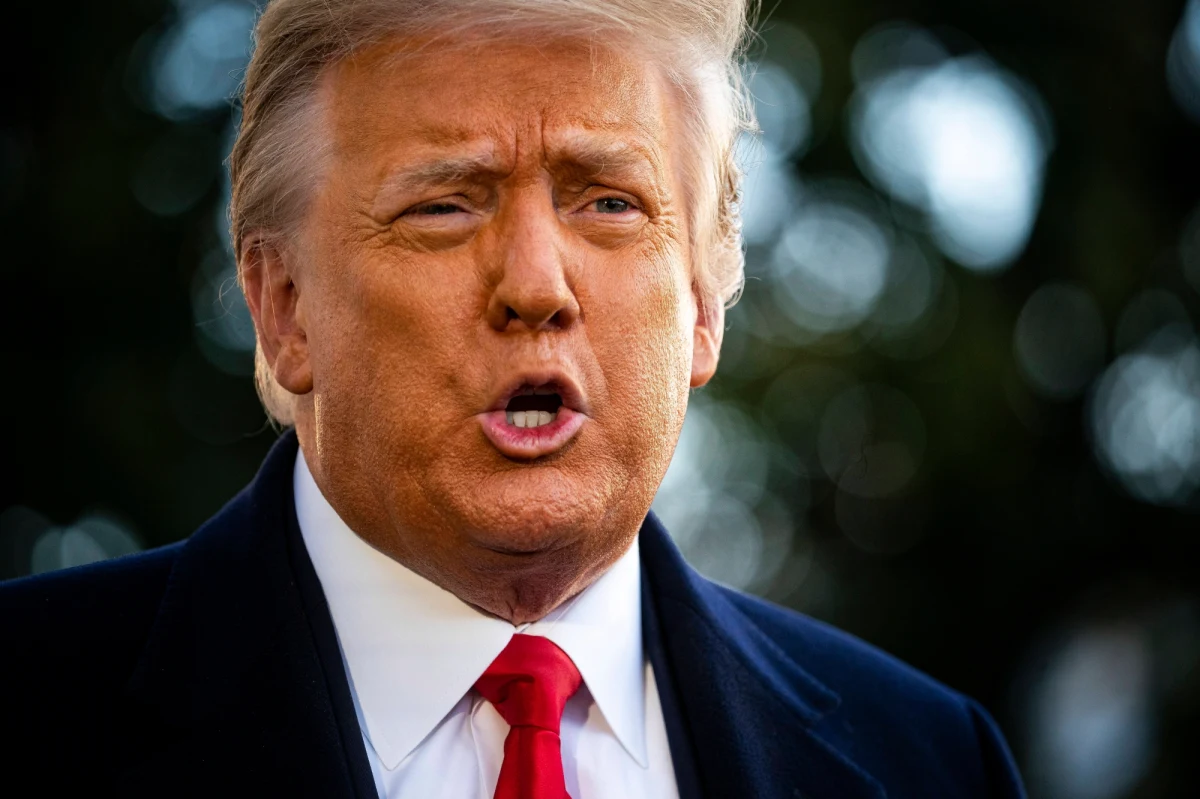 Były prezydent Stanów Zjednoczonych Donald Trump był w październiku minionego roku poważniej chory na koronawirusa, niż to ujawniono opinii publicznej. Takie informacje przekazał dziennik „New York Times”.