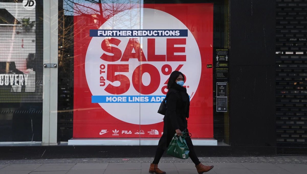 ​Brytyjski PKB spadł w 2020 roku w efekcie epidemii koronawirusa o rekordowe 9,9 proc., choć dzięki lepszym niż oczekiwano wynikom w czwartym kwartale uda się uniknąć drugiego dna recesji - podał urząd statystyczny ONS. Według wyliczeń Banku Anglii, jest to największy roczny spadek PKB od 1709 roku.