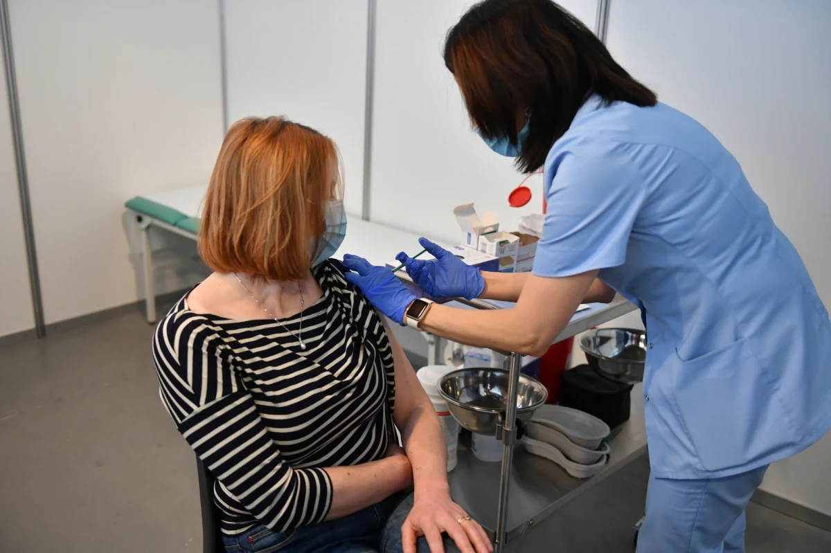 Ważna wiadomość dla nauczycieli, choć nie tylko - także dla wszystkich poniżej 65. roku życia. Jak poinformował szef kancelarii premiera Michał Dworczyk, Rada Medyczna przy premierze pozytywnie zaopiniowała stosowanie szczepionki firmy AstraZeneca dla osób w wieku 18-65 lat. Oznacza to, że od poniedziałku na szczepienia przeciw Covid-19 będą mogli zapisywać się także nauczyciele do 65. roku życia. Dotychczas byli to nauczyciele do 60. roku życia. Dziś ruszyły szczepienia tej grupy zawodowej. 