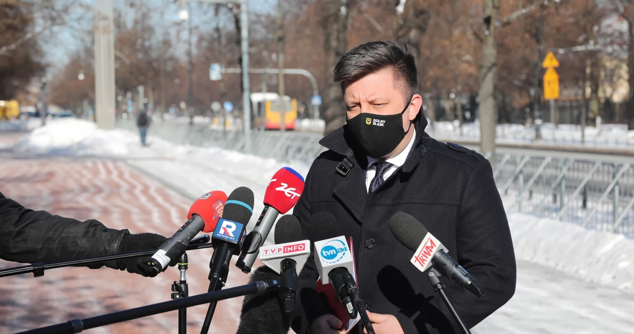 Szef KPRM Michał Dworczyk podczas konferencji prasowej