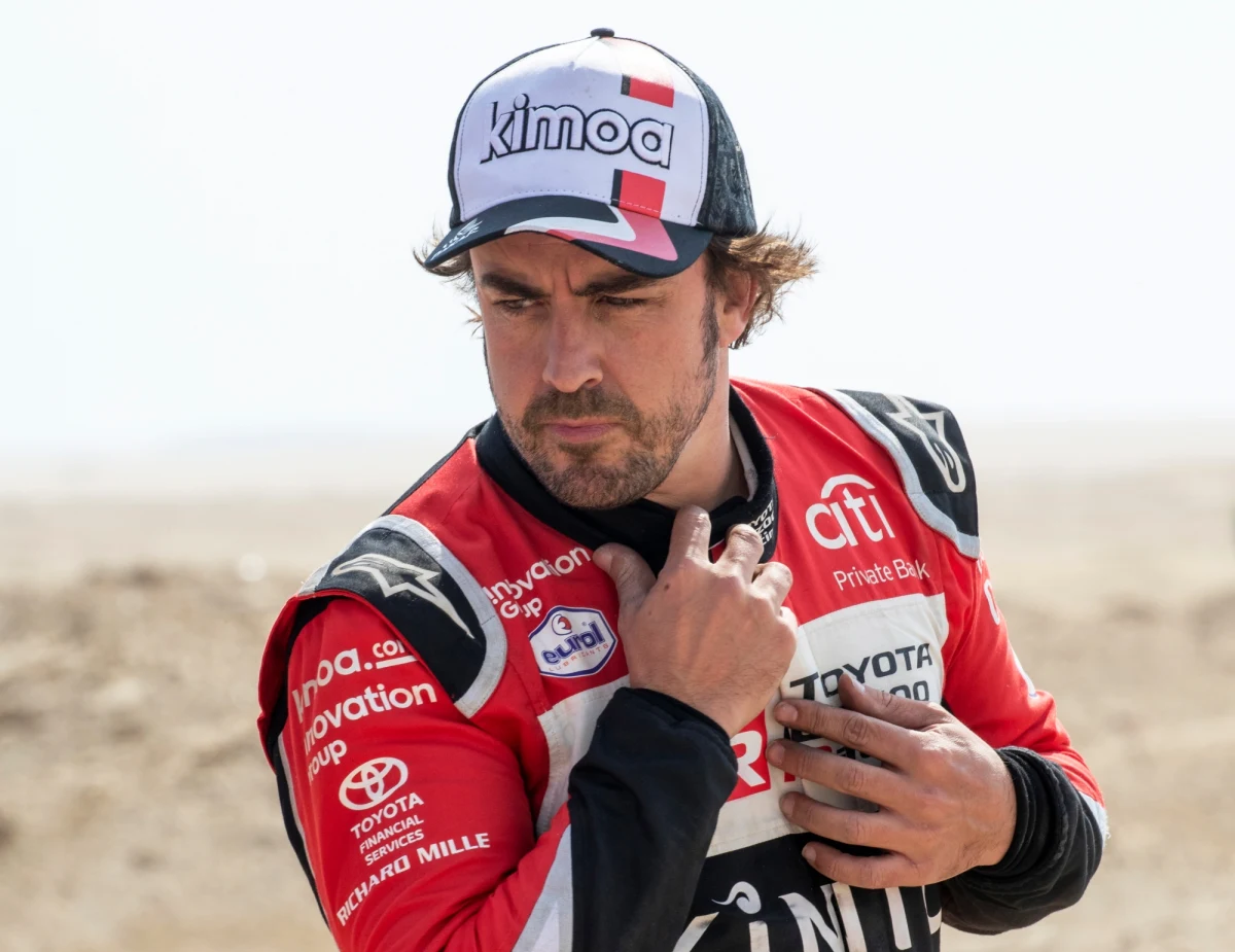 Fernando Alonso miał operację górnej szczęki, pozostanie w szpitalu przez najbliższe dwie doby - taką informację przekazał jego team Alpine. Kierowca Formuły 1 został wczoraj potrącony przez samochód. 