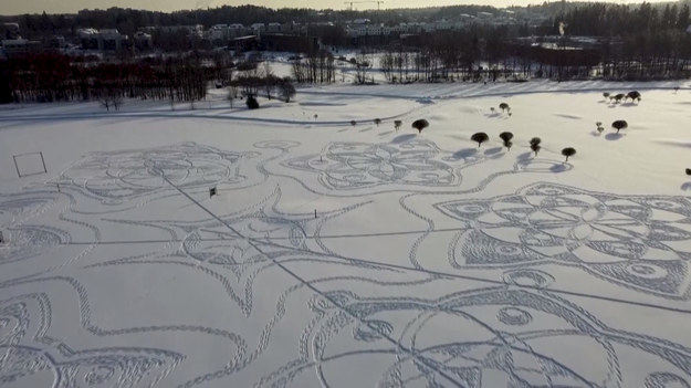 W fińskim mieście Espoo powstała wyjątkowa, śnieżna kompozycja. Do jej stworzenia wystarczyła długa lina, rakiety śnieżne, grupa ochotników i oczywiście sporo śniegu! Pomysłodawca — Janne Pyykko i grupa wolontariuszy pokazali, jak zrobić mierzący 160 metrów szerokości wzór. Coś, co z góry wygląda jak kobierzec kwiatów czy serwetka robiona na szydełku to w rzeczywistości efekt precyzyjnego, komputerowego planowania. 