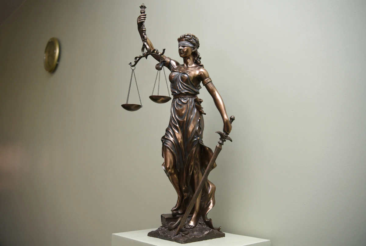 Jest pierwszy pozew przeciwko prokuratorowi krajowemu Bogdanowi Święczkowskiemu napisany przez śledczą, którą wysłano na przymusową delegację z dala od miejsca zamieszkania. To prokurator Katarzyna Kwiatkowska, która decyzją przełożonych z Warszawy trafiła do Brodnicy - dowiedział się reporter RMF FM, Krzysztof Zasada. 