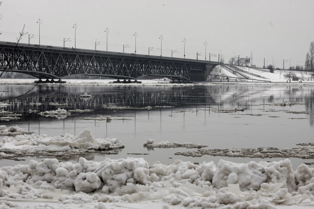 W Płocku w województwie mazowieckim 48-letni mężczyzna skoczył z mostu drogowo-kolejowego do częściowo skutej lodem Wisły. Zdarzenie zauważył patrol Straży Miejskiej, który ruszył mężczyźnie na pomoc wraz z żołnierzami Wojsk Obrony Terytorialnej i strażakami biorącymi udział w działaniach przeciwpowodziowych. Mężczyzna został przewieziony do szpitala. Wieczorem poinformowano, że zmarł. 