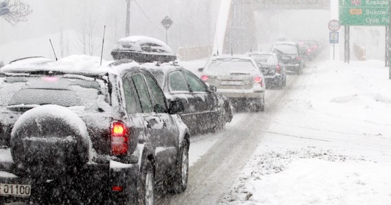 Wraz z piątkowym zluzowaniem obostrzeń - do Zakopanego tłumnie ruszyli turyści. Według informacji hotelarzy, pod Tatry może przyjechać w weekend nawet 20 tys. turystów. Miejsca noclegowe w Zakopanem są praktycznie zarezerwowane.