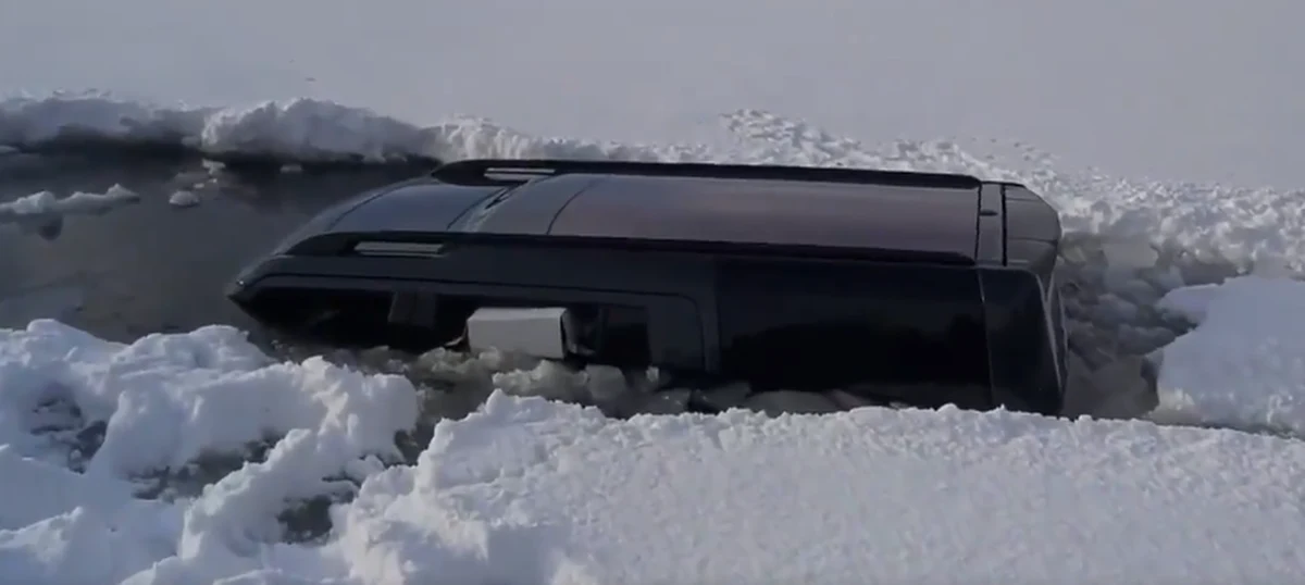 O dużym szczęściu może mówić 56-letni kierowca, który wjechał samochodem na zamarznięte Jezioro Choczewskie w województwie pomorskim. Lód pękł i samochód zanurzył się do wysokości dachu. Mężczyzna zdołał wydostać się z pojazdu.