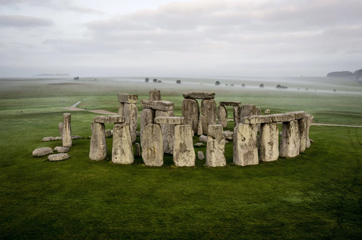 Archeolodzy wpadli na nowy trop w kwestii pochodzenia Stonehenge. Wszystko za sprawą odkrycia pozostałości starożytnego, kamiennego kręgu w Walii. Według jednej z hipotez mógł on zostać rozebrany i odbudowany setki lat później w Anglii. 