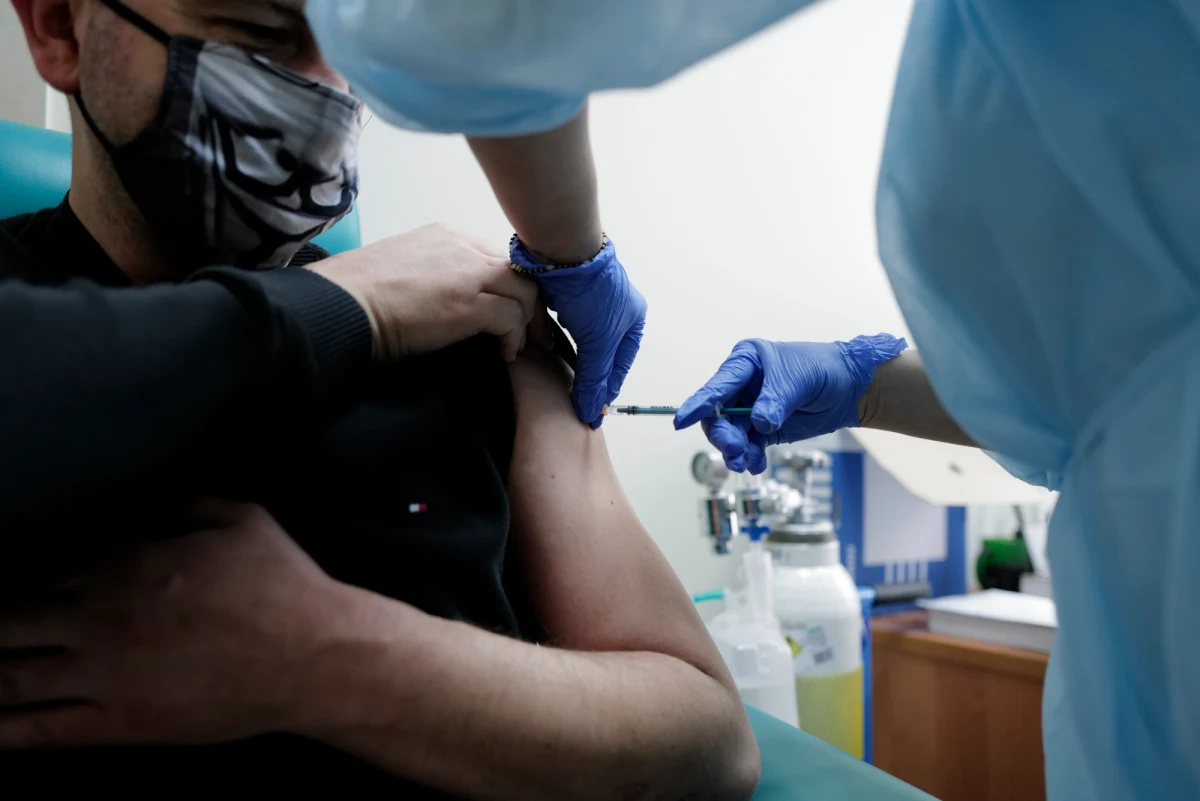 "Od poniedziałku rusza kolejna tura rejestracji na szczepienia przeciw COVID-19 dla pozostałych grup nauczycieli i dla nauczycieli akademickich. Będą dla nich dwa oddzielne systemy rejestracji" – poinformował szef MEiN Przemysław Czarnek.