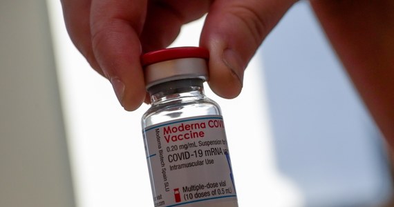 Amerykańska firma biotechnologiczna Moderna zwróciła się do różnych organów ds. zdrowia na całym świecie o zezwolenie na zwiększenie pojemności swoich fiolek ze szczepionką przeciwko Covid-19 o 50 procent. Chodzi o przyspieszenie kampanii szczepień.