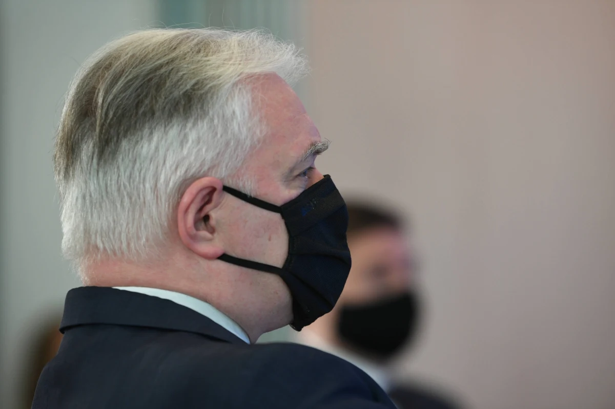 Obróbka cieplna na grillu uzdatnia poddane jej produkty do spożycia. Właściwie przeprowadzone grillowanie podnosi też jej walory smakowe. Przypadek Jarosława Gowina jest tego najlepszym przykładem.