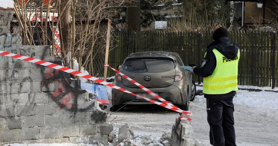 Niebezpieczne sceny rozegrały się w południe na ulicach Warszawy: stołeczni policjanci przez kilka kilometrów ścigali kierowcę toyoty, który nie zatrzymał się do kontroli. Uciekający mężczyzna szarżował chodnikami, staranował dwa auta, na koniec uderzył w betonowy słup. Po zatrzymaniu miał przyznać się policjantom, że dzień wcześniej brał narkotyki.