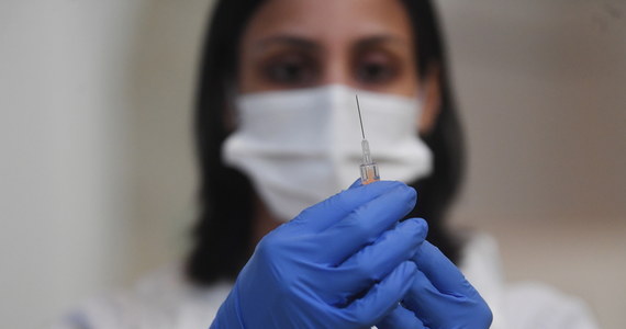 "Dzięki szczepionkom i lekarstwom Covid-19 może przed końcem roku stać się uleczalną chorobą, z którą będziemy mogli żyć, tak jak z grypą" - powiedział brytyjski minister zdrowia Matt Hancock w wywiadzie dla sobotniego wydania dziennika "Daily Telegraph".