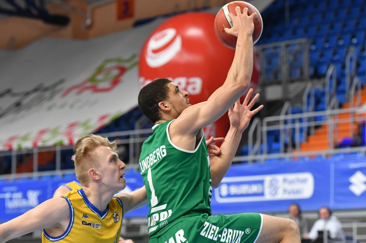 Mistrz Polski Enea Zastal BC Zielona Góra pokonał Arged BMSlam Stal Ostrów Wielkopolski 105:79 i został pierwszym finalistą rozgrywanego w Lublinie Pucharu Polski koszykarzy. O trofeum zagra w niedzielę ze zwycięzcą spotkania Trefla Sopot ze PGE Spójnią Stargard.