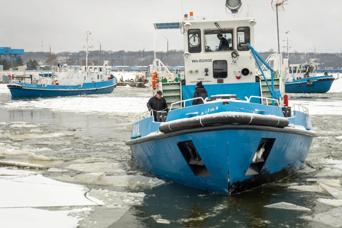 Wisła w Wyszogrodzie (Mazowieckie) przekroczyła w sobotę po południu stan alarmowy. Powyżej tego stanu rzeka utrzymywała się w tym czasie także w Kępie Polskiej, nie wykazując jednak wzrostu. Także w Płocku poziom Wisły przekracza nadal stany alarmowe, jednak stopniowo opada.