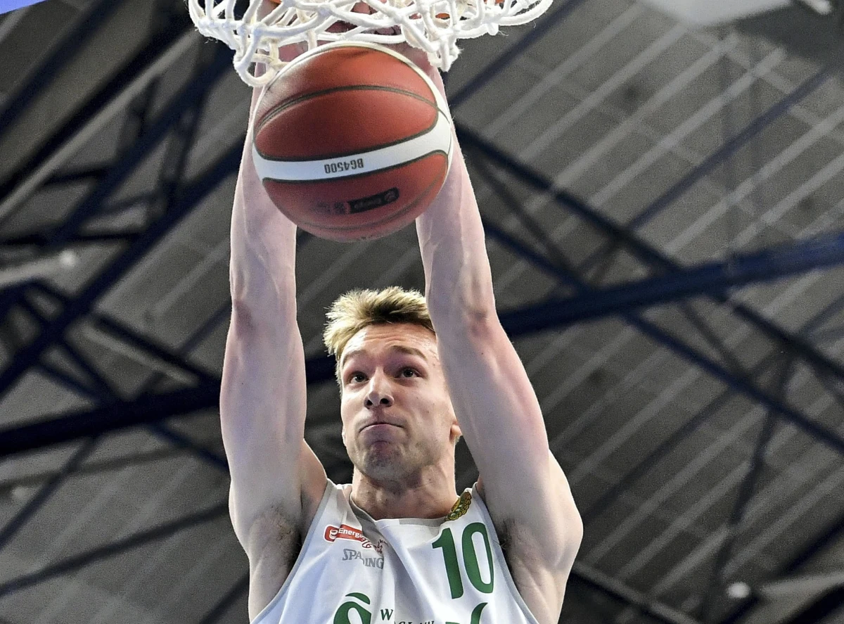 Koszykarz Śląska Wrocław Jan Wójcik wygrał w Lublinie Lotto konkurs wsadów rozgrywany w ramach Suzuki Pucharu Polski. Młody zawodnik poszedł więc w ślady swojego ojca. Adam Wójcik – jeden z najlepszych polskich koszykarzy w historii dyscypliny odniósł w Lublinie podobne zwycięstwo 27 lat temu. Jan Wójcik swoje próby w finale wykonywał dziś w historycznej koszulce swojego taty. 