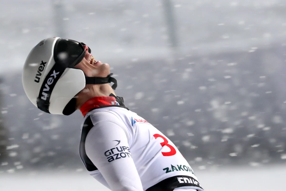 "Jest jednak podium. Czego chcieć więcej? Trzeba dalej walczyć. W końcu komuś braknie do mnie" - tak Andrzej Stękała skomentował wywalczenie drugiego miejsca w konkursie indywidualnym Pucharu Świata w skokach narciarskich w Zakopanem. Polskiego zawodnika od zwycięzcy zawodów Ryoyu Kobayashego dzieliła różnica zaledwie 0,3 punktu. 