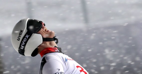 "Jest jednak podium. Czego chcieć więcej? Trzeba dalej walczyć. W końcu komuś braknie do mnie" - tak Andrzej Stękała skomentował wywalczenie drugiego miejsca w konkursie indywidualnym Pucharu Świata w skokach narciarskich w Zakopanem. Polskiego zawodnika od zwycięzcy zawodów Ryoyu Kobayashego dzieliła różnica zaledwie 0,3 punktu. 